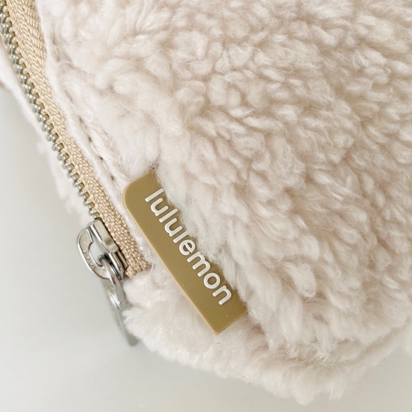 Lululemon Everywhere Fleece Belt Bag 1L - Picture 8 of 11